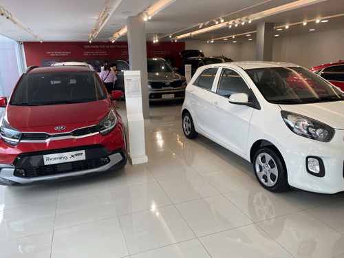 Chờ giảm lệ phí trước bạ ôtô nội - Ảnh 1.