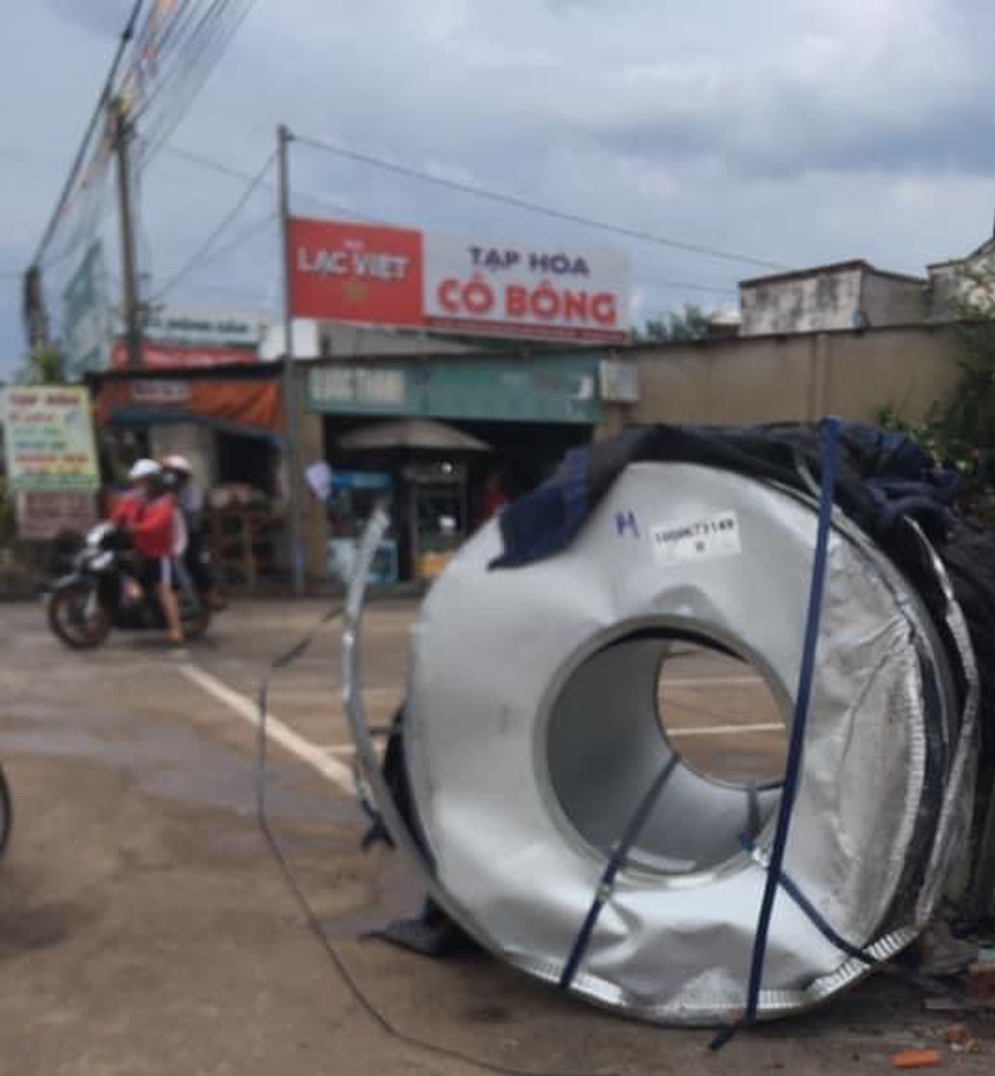 Kinh hoàng cuộn thép trên xe container rơi xuống đường gây tai nạn liên hoàn, kẹt xe nhiều giờ - Ảnh 3.