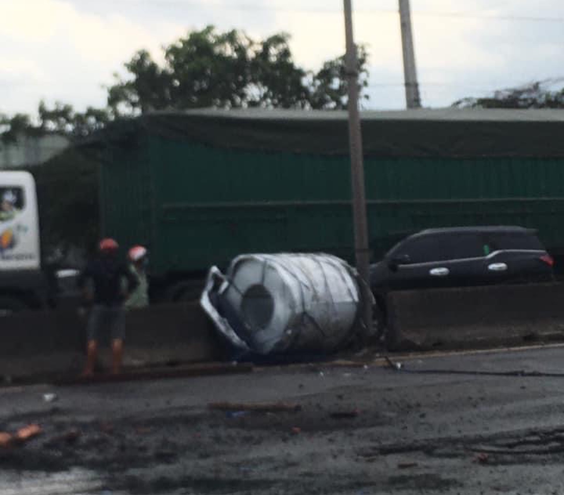 Kinh hoàng cuộn thép trên xe container rơi xuống đường gây tai nạn liên hoàn, kẹt xe nhiều giờ - Ảnh 4.