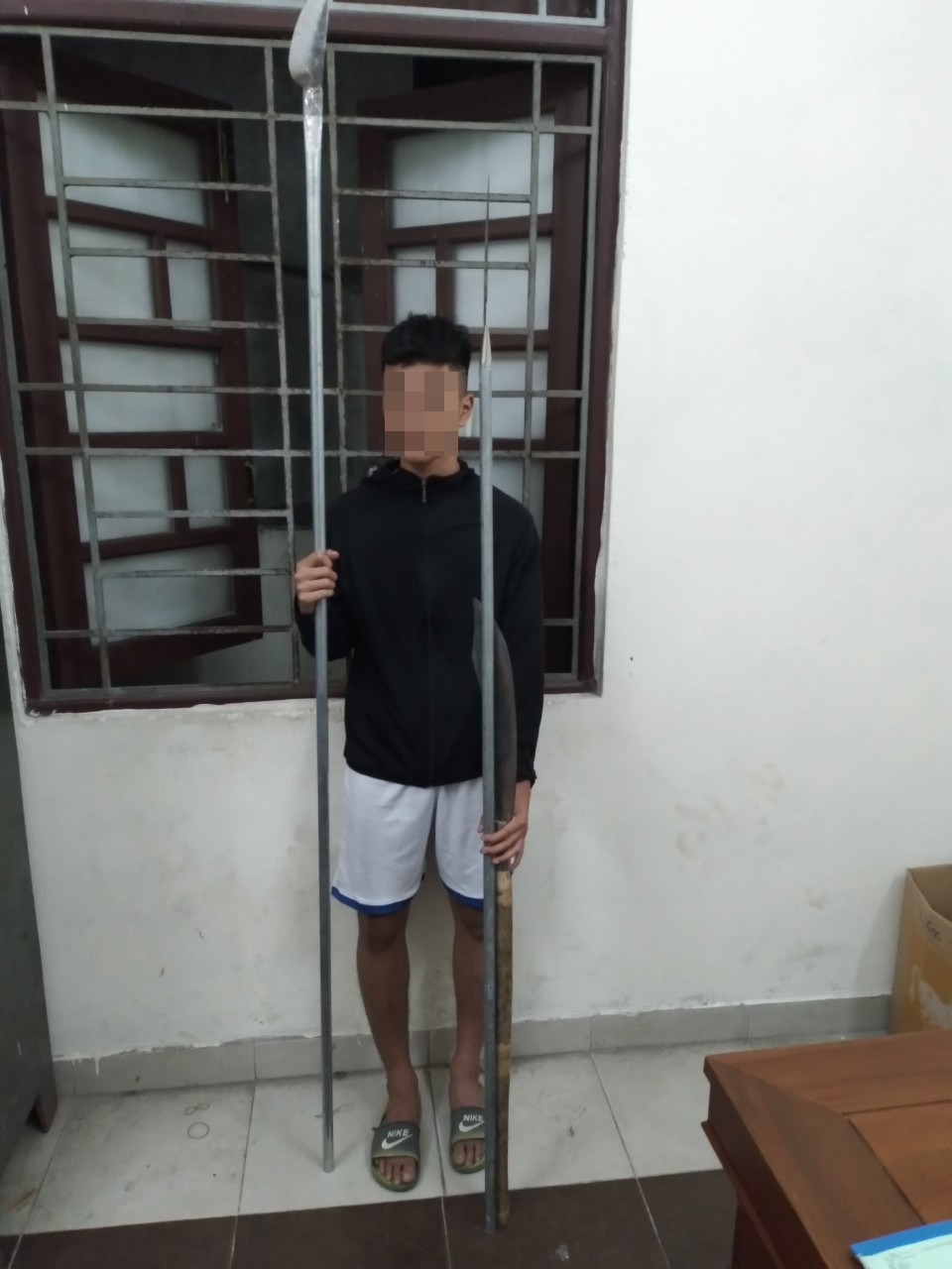 Đà Nẵng: Cảnh sát nổ súng trấn áp nhóm thiếu niên mang dao đi hỗn chiến - Ảnh 2.
