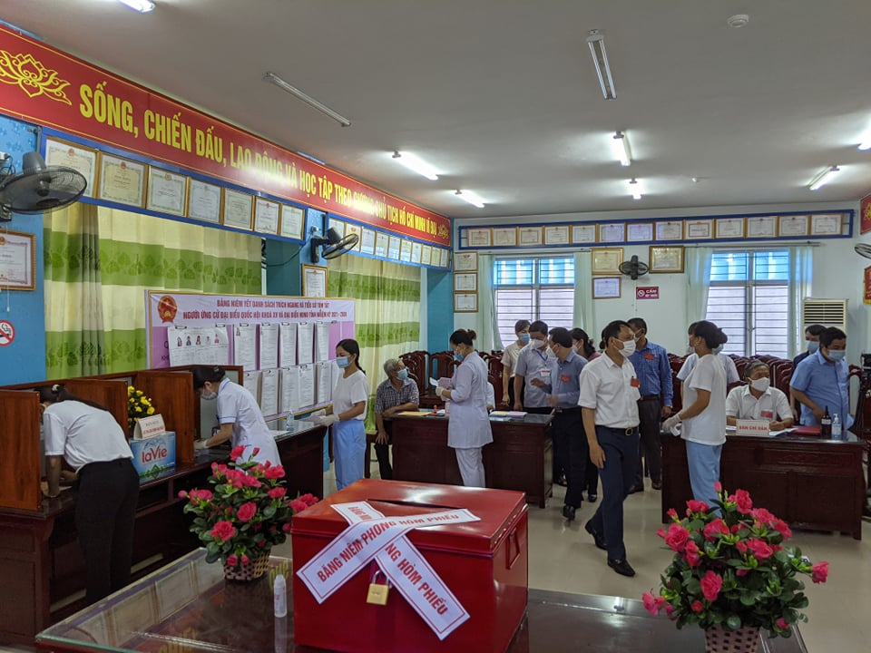 CLIP: Đi bầu cử sớm tại Bệnh viện dã chiến ở tâm dịch Bắc Ninh sáng nay 22-5 - Ảnh 5. CLIP: Đi bầu cử sớm tại Bệnh viện dã chiến ở tâm dịch Bắc Ninh sáng nay 22-5 - Ảnh 5.