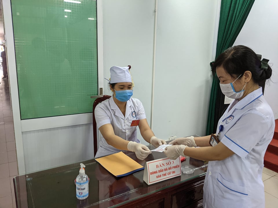 CLIP: Đi bầu cử sớm tại Bệnh viện dã chiến ở tâm dịch Bắc Ninh sáng nay 22-5 - Ảnh 9. CLIP: Đi bầu cử sớm tại Bệnh viện dã chiến ở tâm dịch Bắc Ninh sáng nay 22-5 - Ảnh 9.