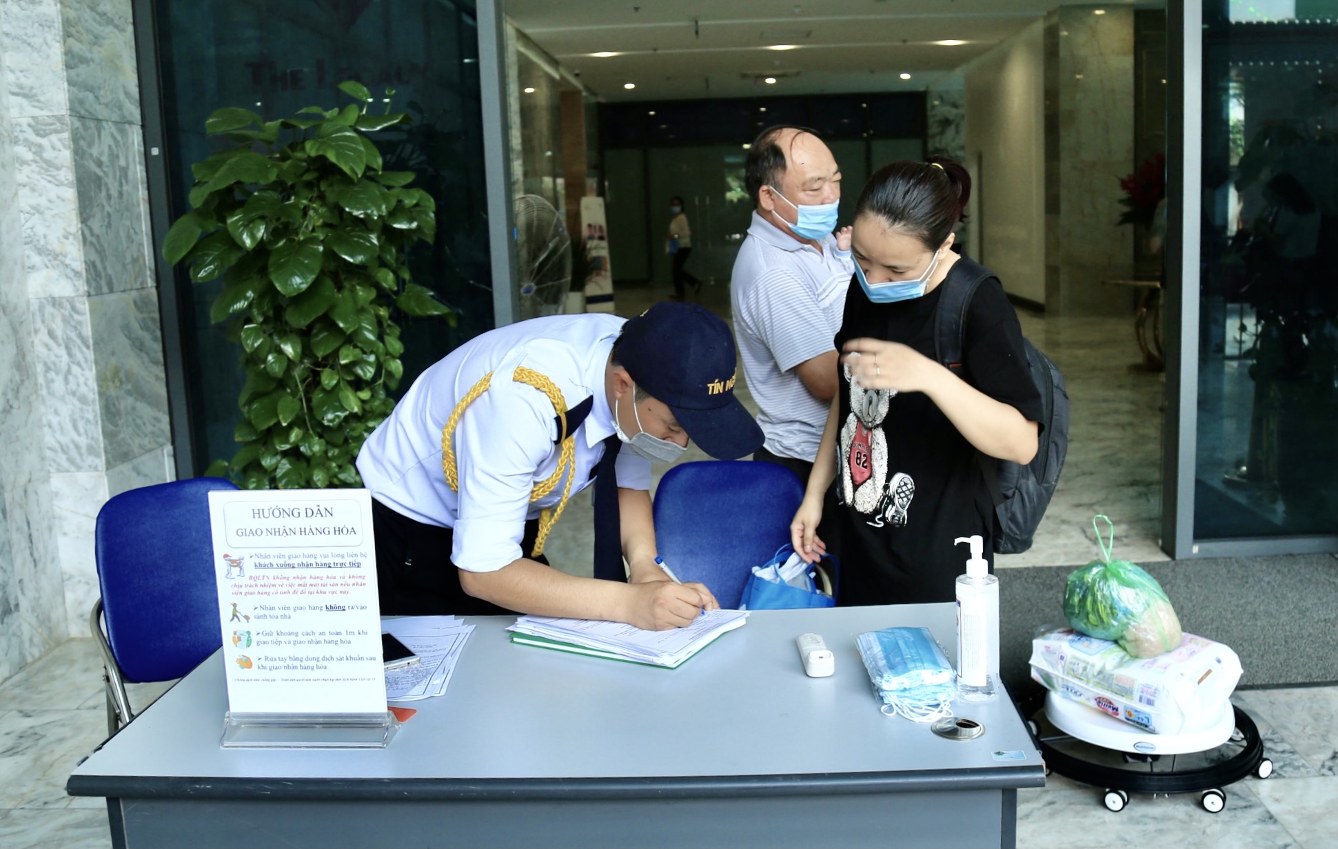 CLIP: Phong toả một chung cư cao cấp có ca dương tính SARS-CoV-2 - Ảnh 12.