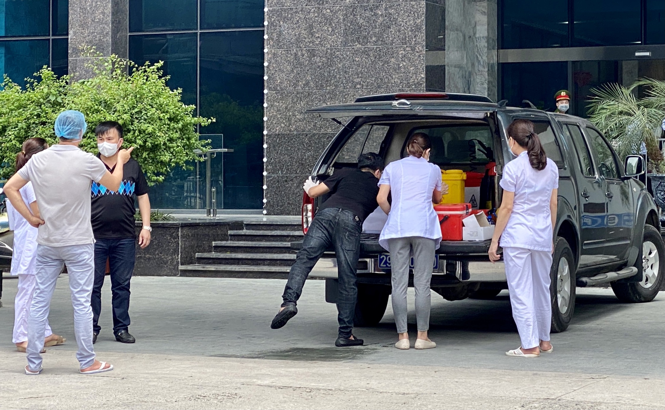 CLIP: Phong toả một chung cư cao cấp có ca dương tính SARS-CoV-2 - Ảnh 5.