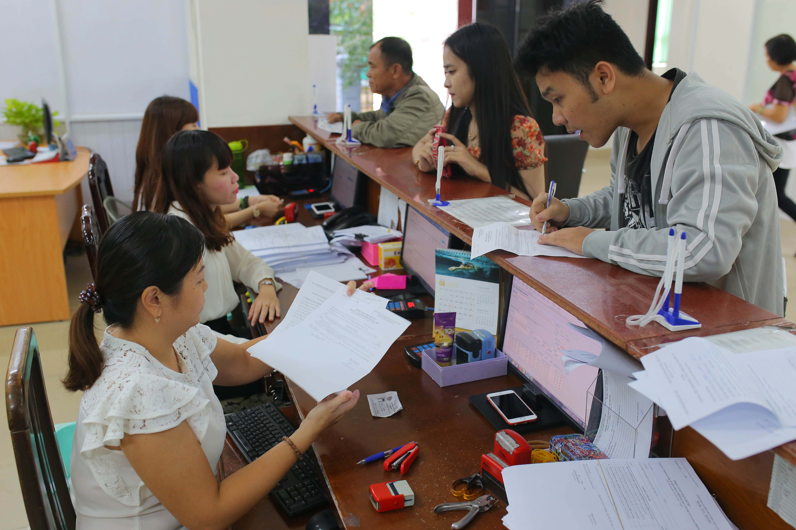 Cải cách tiền lương cán bộ, công chức, viên chức năm 2022 từ những nguồn nào? - Ảnh 2.