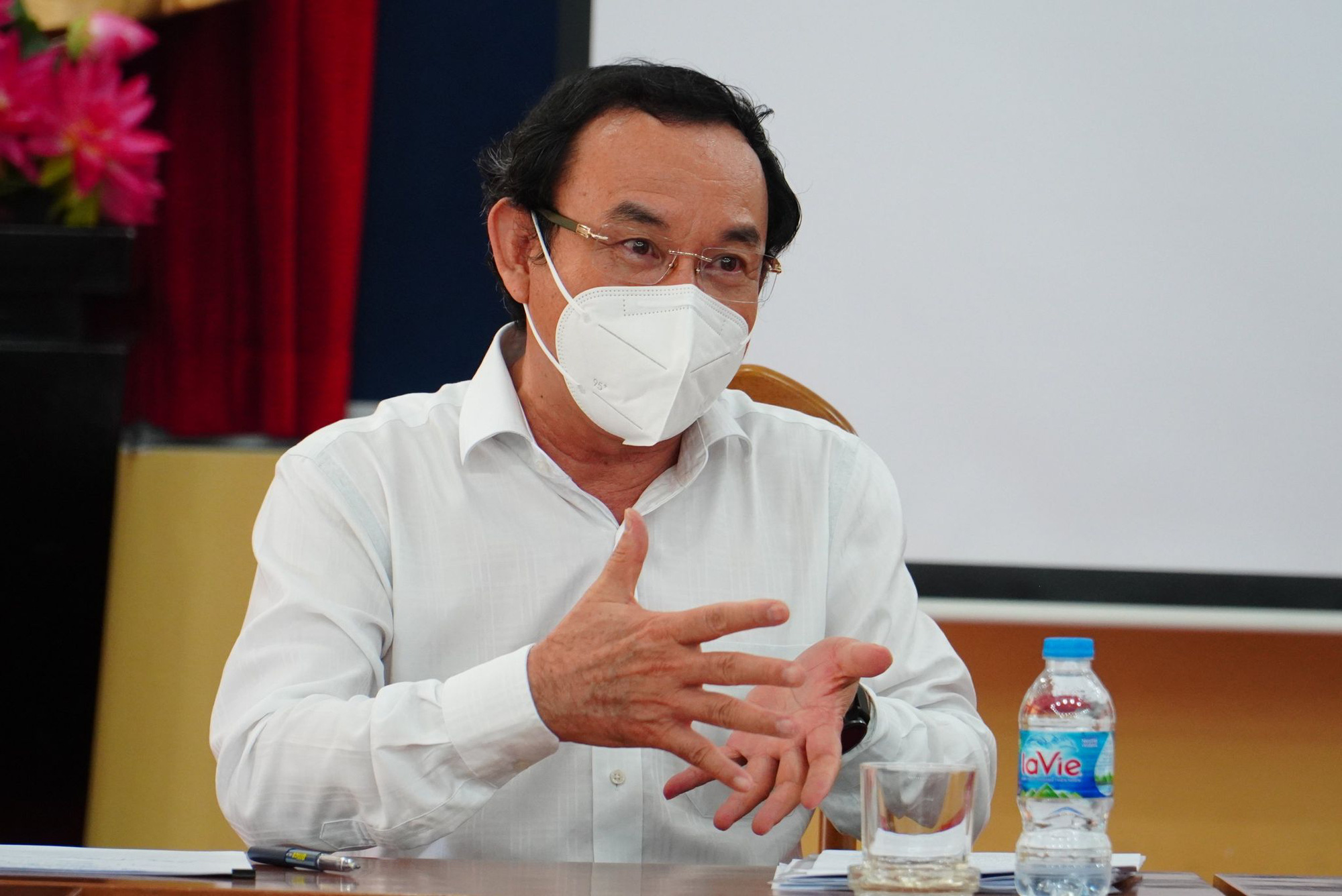 Bí thư Thành ủy TP HCM Nguyễn Văn Nên trao đổi với các chuyên gia dịch tễ về phòng chống Covid-19 - Ảnh 1.