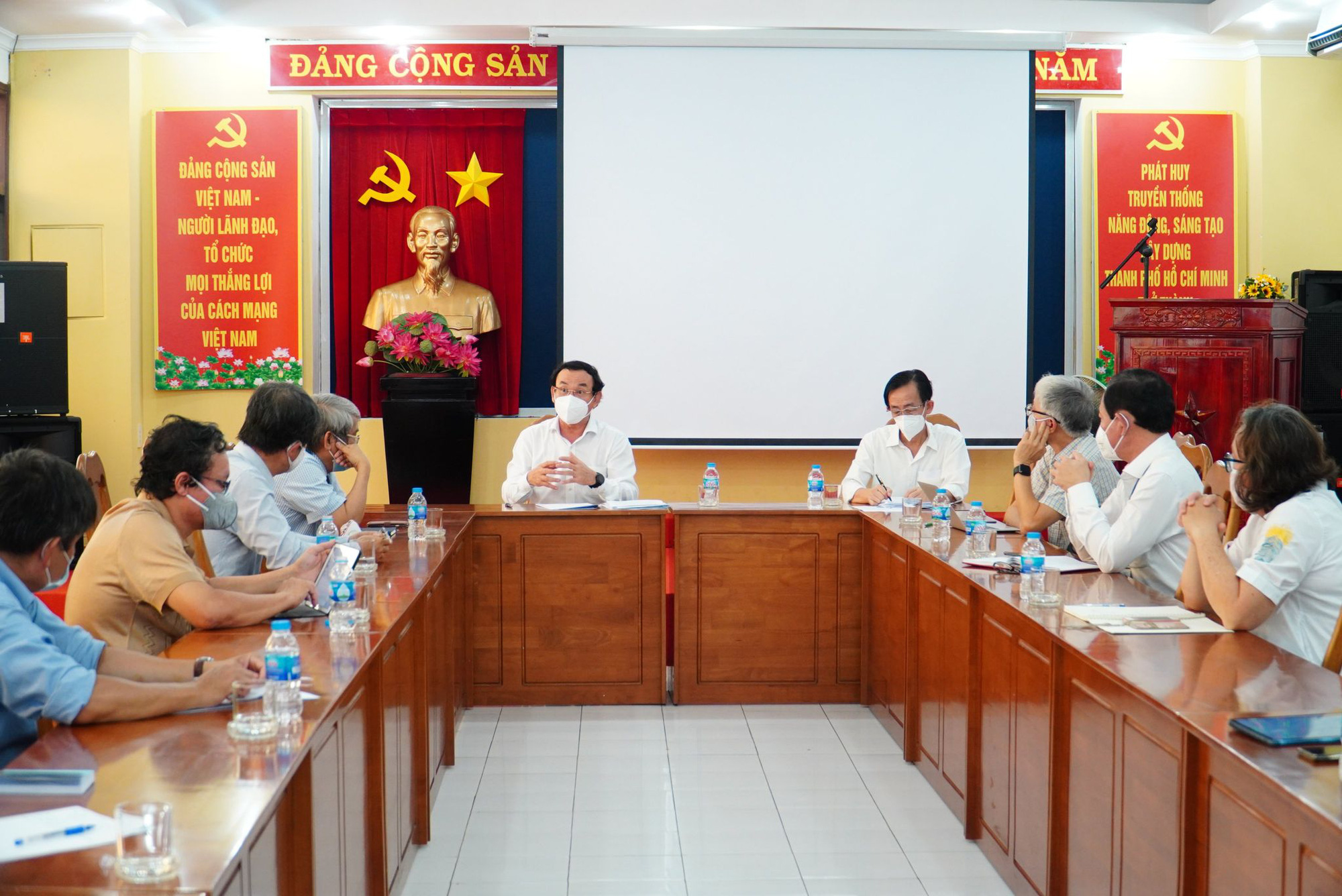 Bí thư Thành ủy TP HCM Nguyễn Văn Nên trao đổi với các chuyên gia dịch tễ về phòng chống Covid-19 - Ảnh 2.
