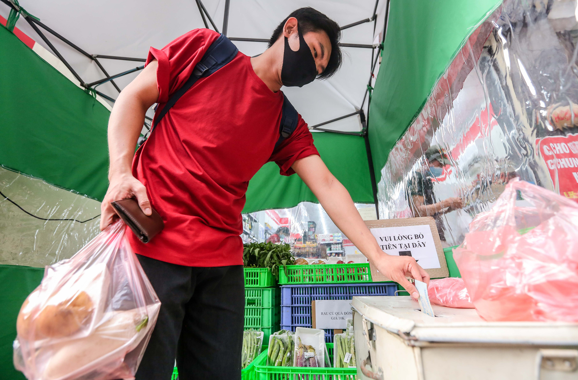 CLIP: Độc đáo chuỗi cửa hàng không người bán, mua hàng trước trả tiền sau - Ảnh 10.