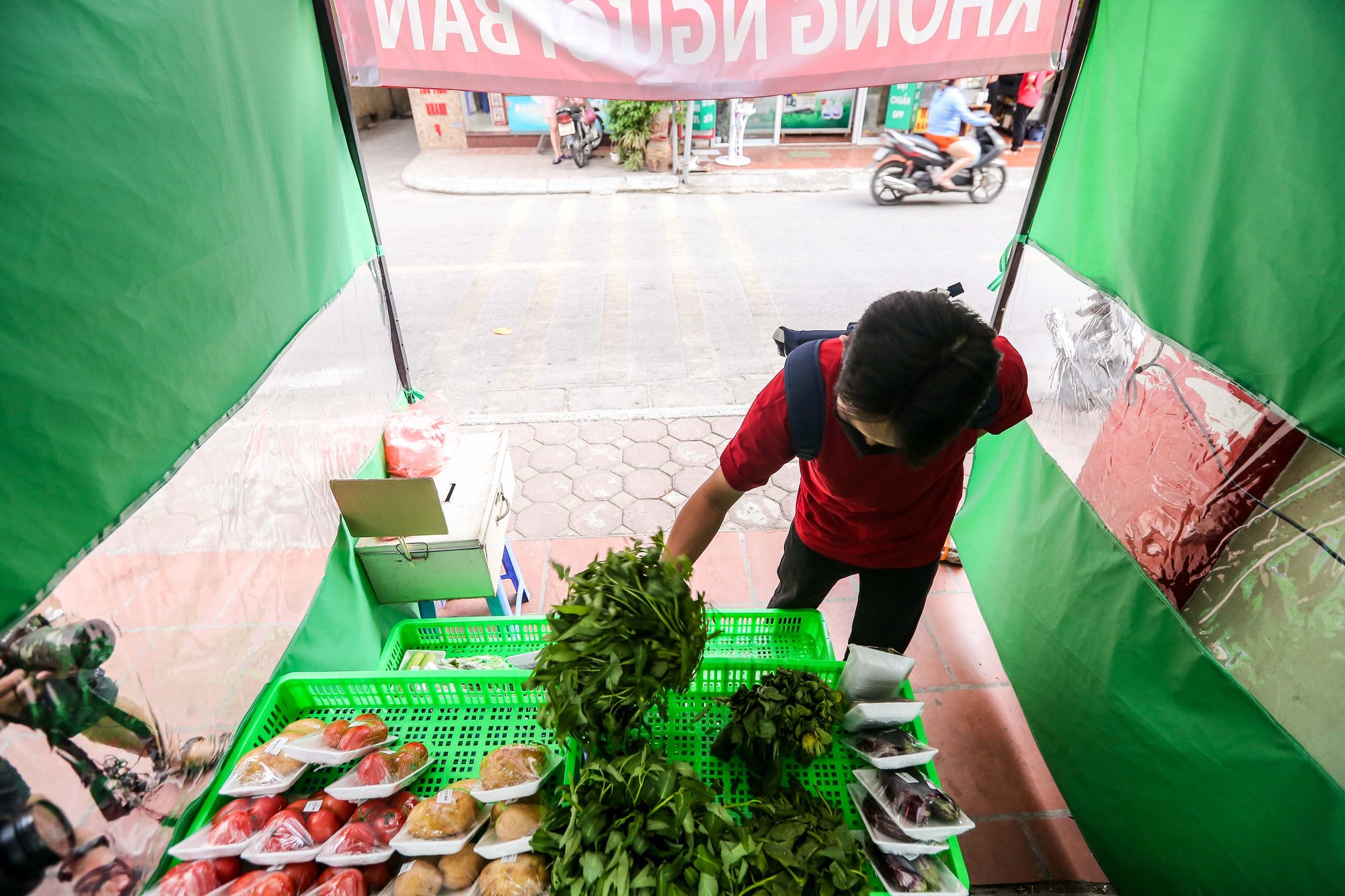 CLIP: Độc đáo chuỗi cửa hàng không người bán, mua hàng trước trả tiền sau - Ảnh 6.