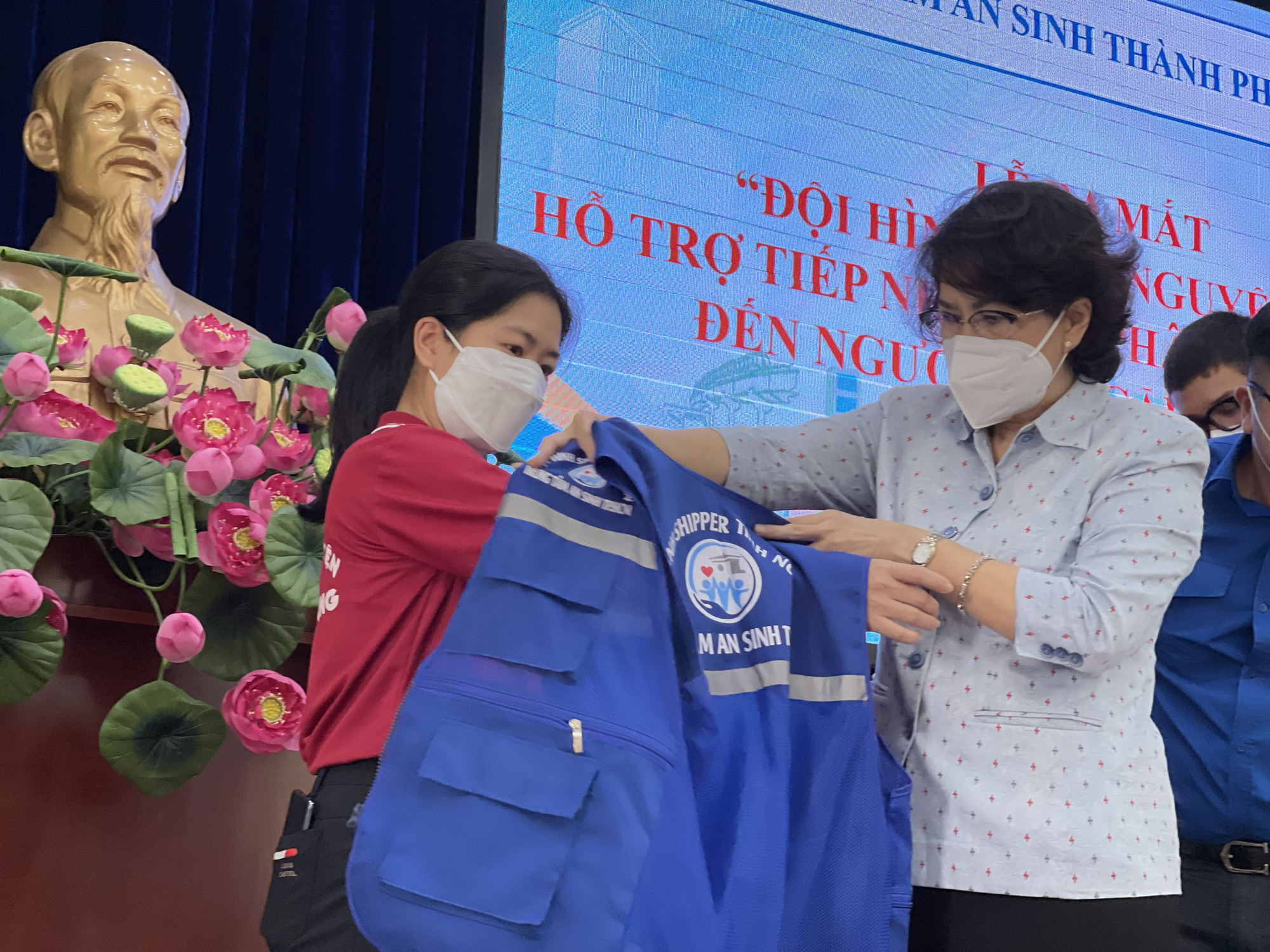 TP HCM ra mắt đội hình Shipper tình nguyện mang gói an sinh đến người dân - Ảnh 1.