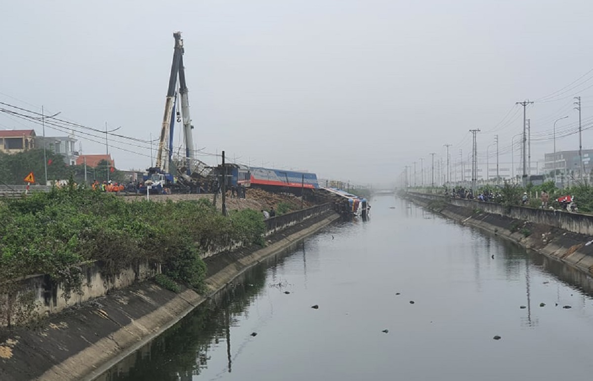 NÓNG: Đoàn tàu chở khách Bắc - Nam SE4 văng khỏi đường ray - Ảnh 1.