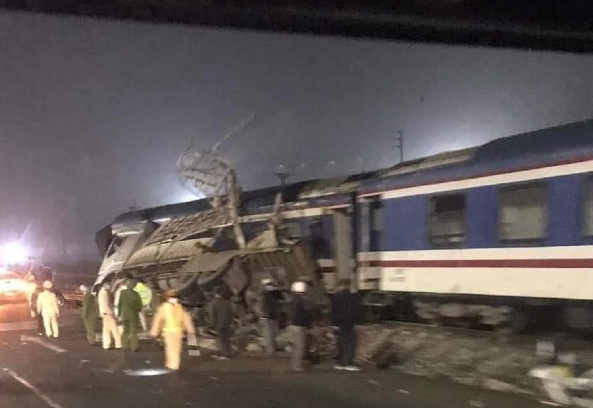 NÓNG: Đoàn tàu chở khách Bắc - Nam SE4 văng khỏi đường ray - Ảnh 3.