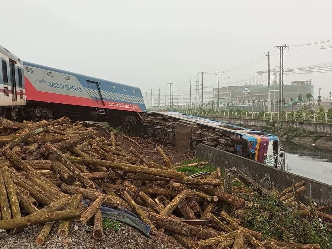 NÓNG: Đoàn tàu chở khách Bắc - Nam SE4 văng khỏi đường ray - Ảnh 2.