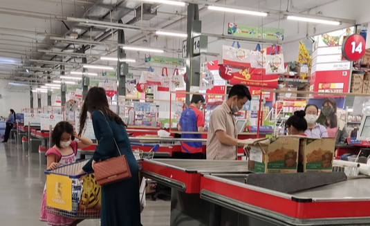 Mùng 2 Tết: Chợ, siêu thị bán lại, người dân chậm rãi mua sắm - Ảnh 8.