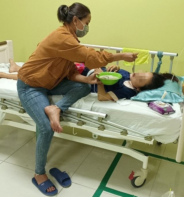 Điều tra vụ nữ nhân viên quán karaoke rơi lầu - Ảnh 1.