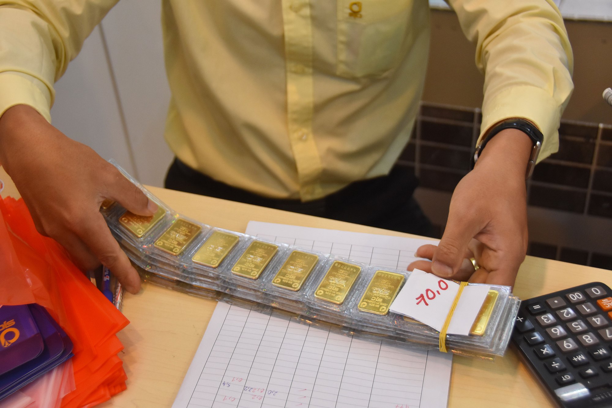Bất thường thị trường vàng (*): Đến lúc bỏ độc quyền? - Ảnh 1.