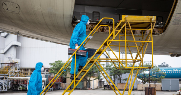 Công việc đặc biệt của 'thợ lau điều hòa' máy bay