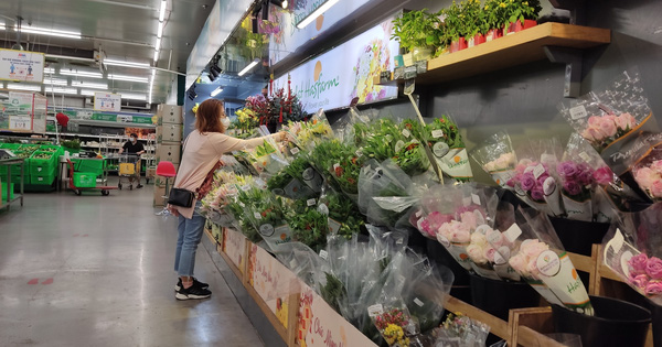 Mùng 2 Tết: Chợ, siêu thị bán lại, người dân chậm rãi mua sắm