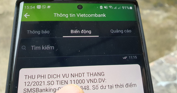 Vì sao ngân hàng miễn phí giao dịch online nhưng tăng phí tin nhắn SMS?