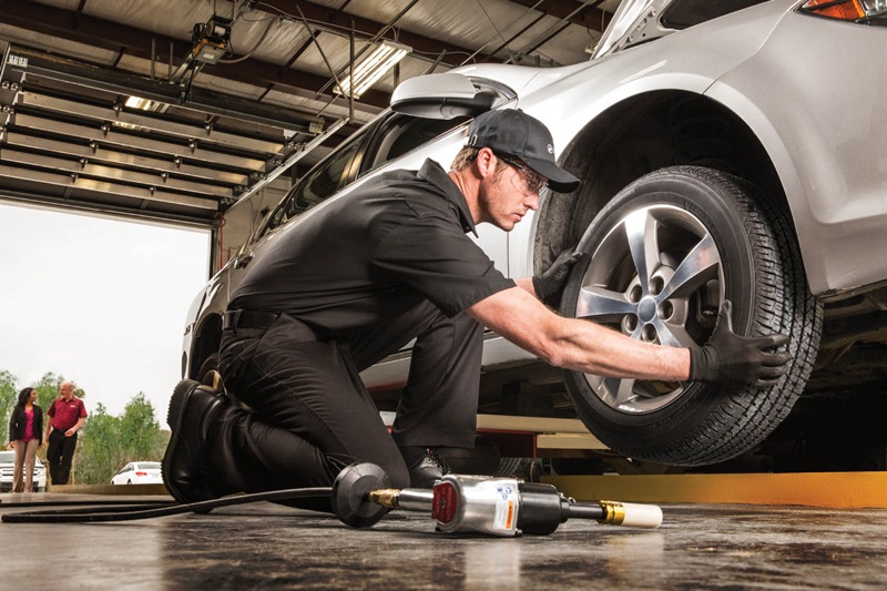 Cách xử lý xe bị nổ lốp khi đang chạy - ảnh 1