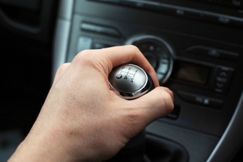 5 điều bạn không bao giờ được làm khi lái xe số sàn - ảnh 2