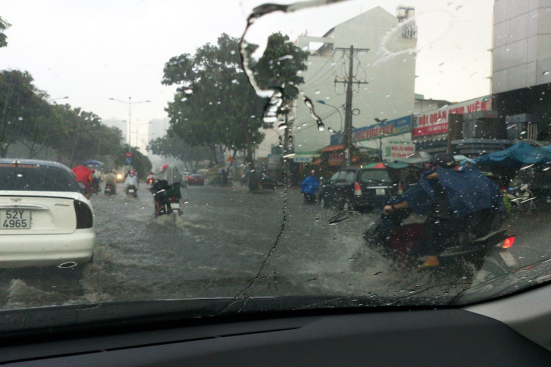 Cách xử lý các tình huống khi lái xe trong mùa mưa - ảnh 4