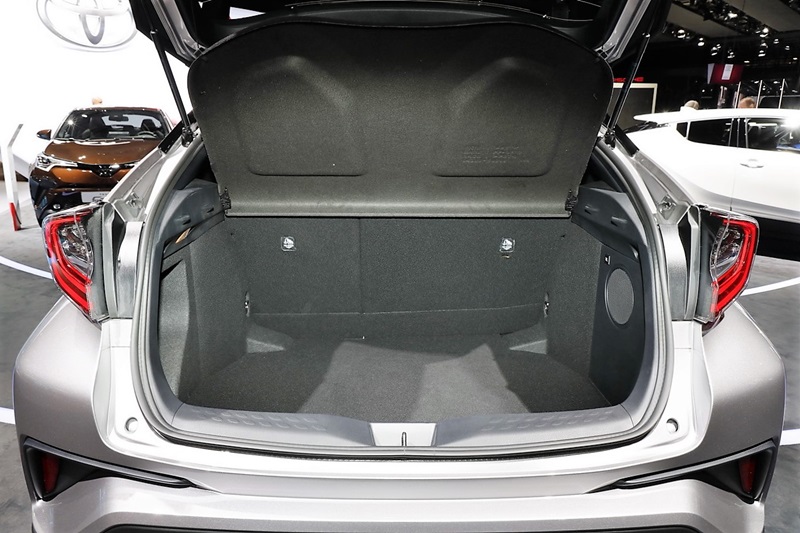 Toyota C-HR chính thức ra mắt, thách đấu Mazda CX-3 - ảnh 6