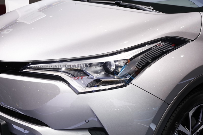 Toyota C-HR chính thức ra mắt, thách đấu Mazda CX-3 - ảnh 4