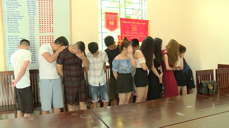 Vĩnh Phúc: 15 nam thanh nữ tú dương tính với ma túy trong quán karaoke