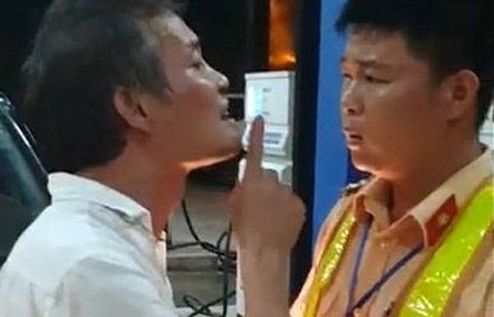 Nghe VietNamNet: Phạt 2,5 triệu đồng tài xế tát cảnh sát giao thông