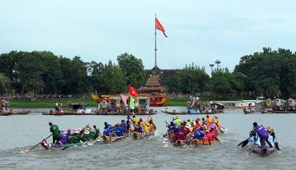 Rộn rã đua ghe mừng Quốc khánh trên sông Hương - ảnh 1