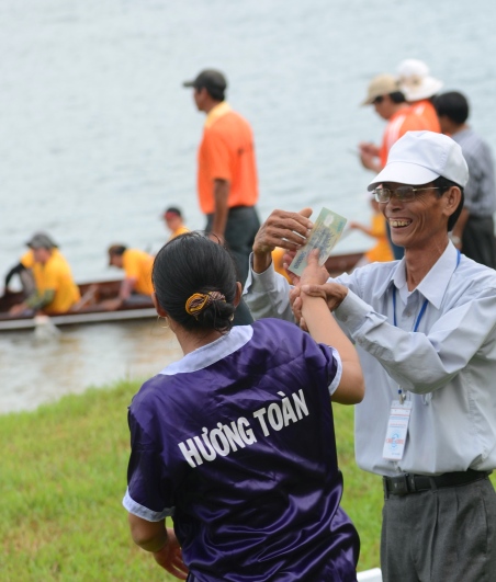 Rộn rã đua ghe mừng Quốc khánh trên sông Hương - ảnh 15