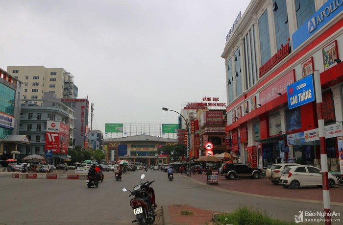 Phố Cao Thắng vừa được UBND thành phố Vinh đầu tư hạ tầng làm phố đêm nên có mức giá cao nhất là 65 triệu đồng mỗi m2. Ảnh: Nguyễn Hải