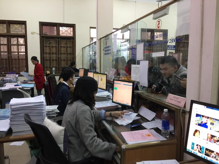 Cán bộ, công chức bộ phận 1 cửa UBND thành phố Vinh trực tiếp nhận, xử lý hồ sơ giao dịch cho người dân. Ảnh: Nguyễn Hải
