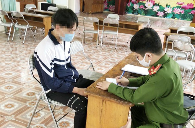 Mâu thuẫn cá nhân, nữ sinh lớp 10 bị bạn lột trần ảnh 1