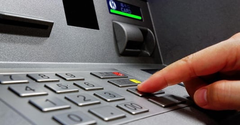 Rút tiền tại ATM bị nuốt thẻ: 3 bước cần làm để lấy lại thẻ nhanh chóng