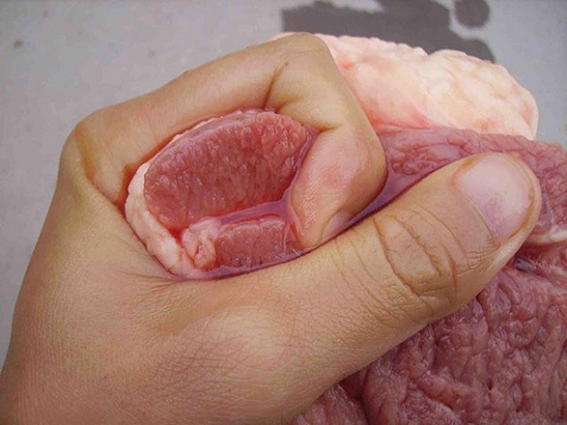 Dấu hiệu thịt lợn nhiễm độc, rẻ đến mấy cũng chớ mua