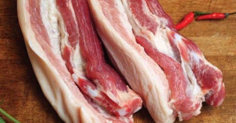 Mua thịt lợn nên mua loại có màu đậm hay nhạt là hời nhất?