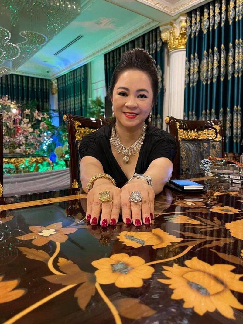 Những nữ đại gia g&acirc;y x&ocirc;n xao dự luận năm 2021