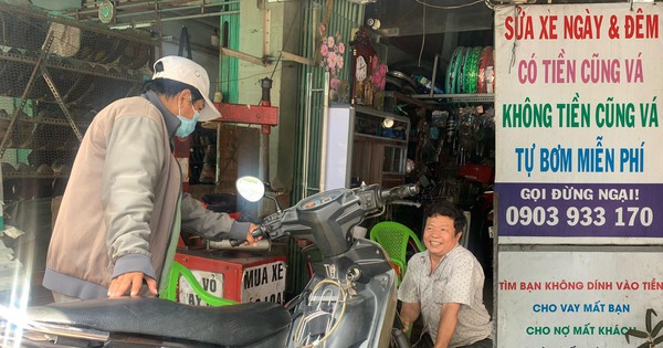 Lạ đời người đàn ông sửa xe xuyên đêm, không tiền cũng vá