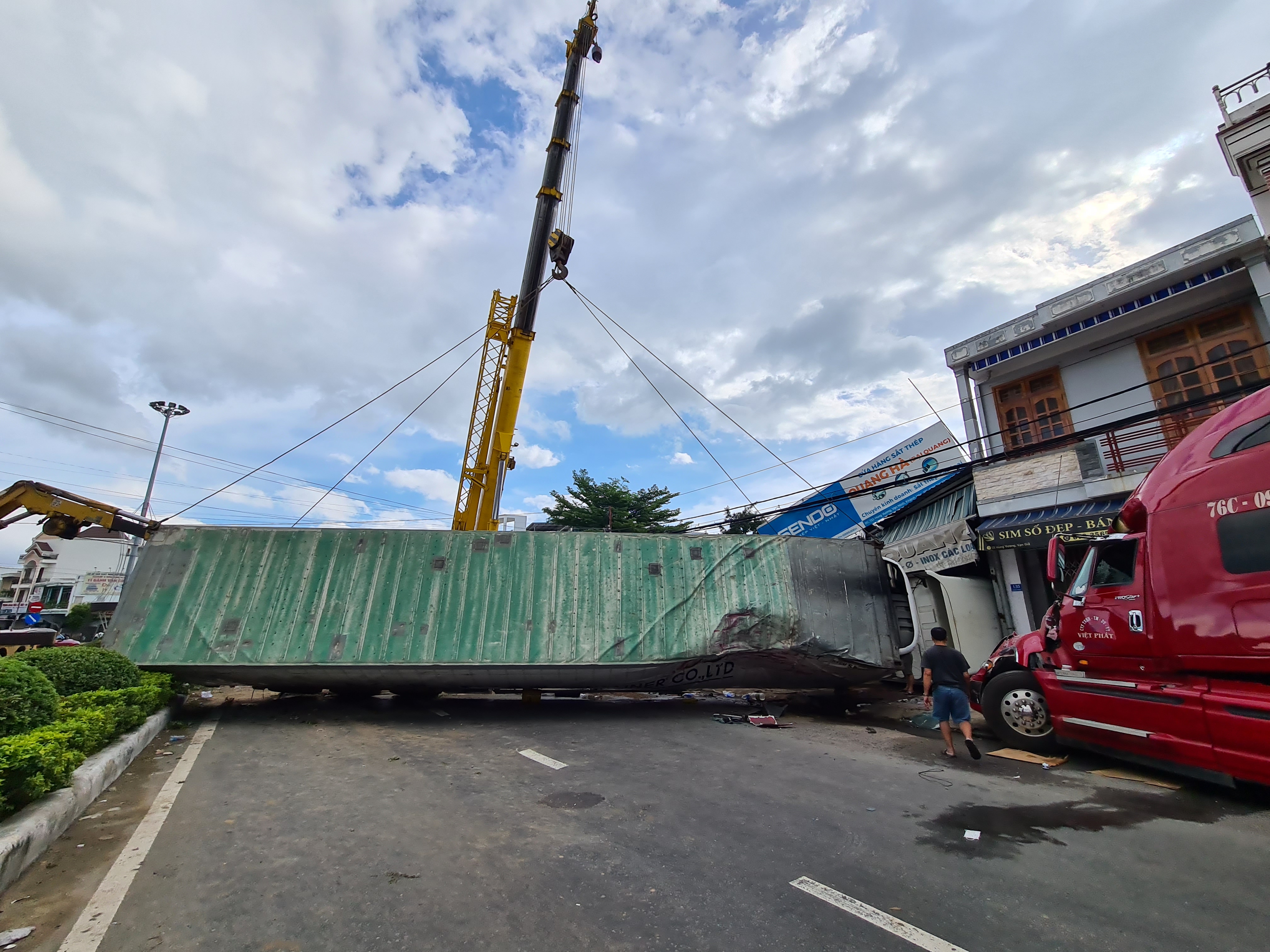 Xe container lao vào cửa hàng sắt thép rồi lật chắn ngang quốc lộ 1