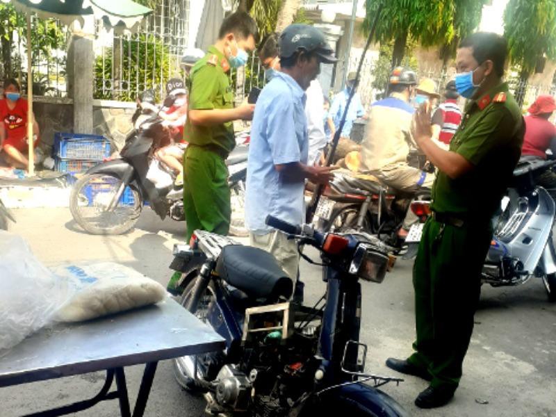 Bị phạt 2 triệu vì mang cần đi câu mà không đeo khẩu trang