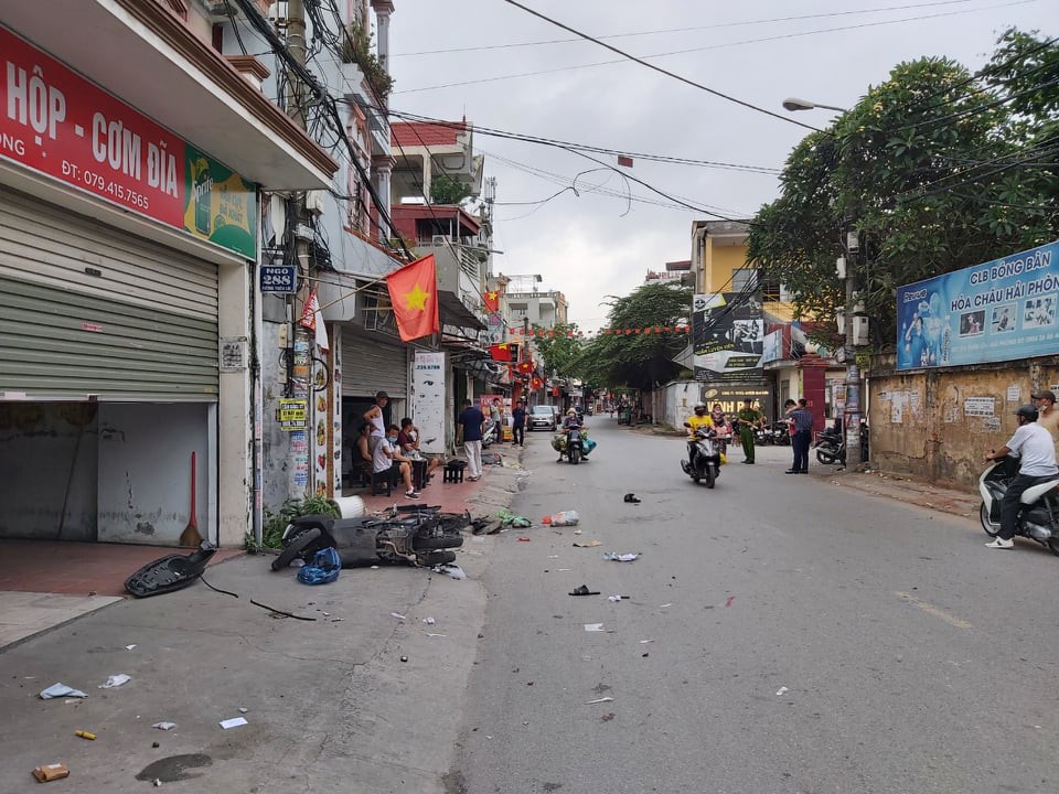 Sau hỗn chiến, 2 người đi xe máy nghi bị ô tô tông tử vong