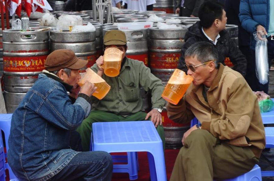 Hãy đến với hình ảnh uống bia hơi để cảm nhận niềm vui thưởng thức loại đồ uống đặc trưng của văn hóa Việt Nam. Một ly bia hơi mát lạnh, sẽ giúp bạn thư giãn tuyệt đối sau những giờ làm việc căng thẳng.