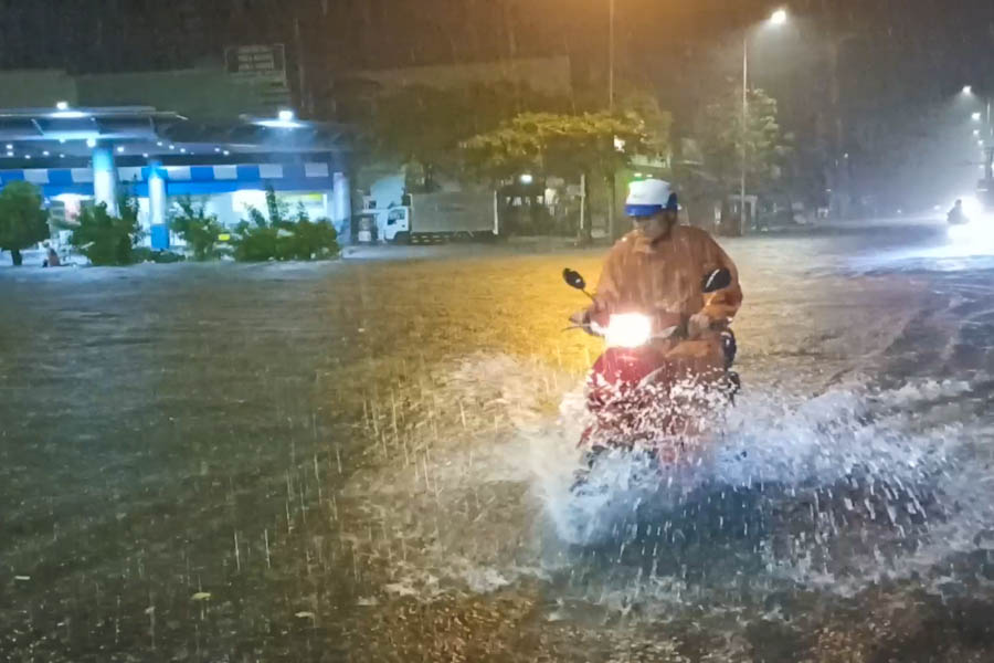 The streets of Da Nang were flooded like never before, many vehicles stalled in the night