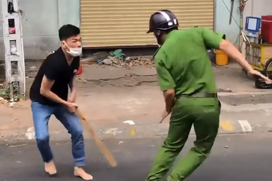 Nam thanh niên dùng gậy đánh công an ở quận 11