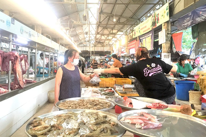 Hơn 100 chợ truyền thống đóng cửa: Tiểu thương lên chợ online - ảnh 1