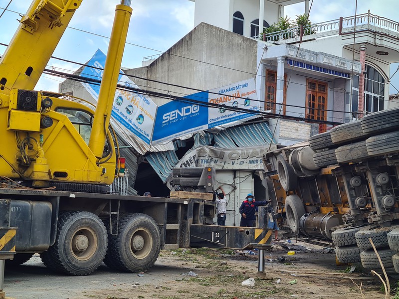 Xe container lao vào cửa hàng sắt thép rồi lật chắn ngang quốc lộ 1 - ảnh 6