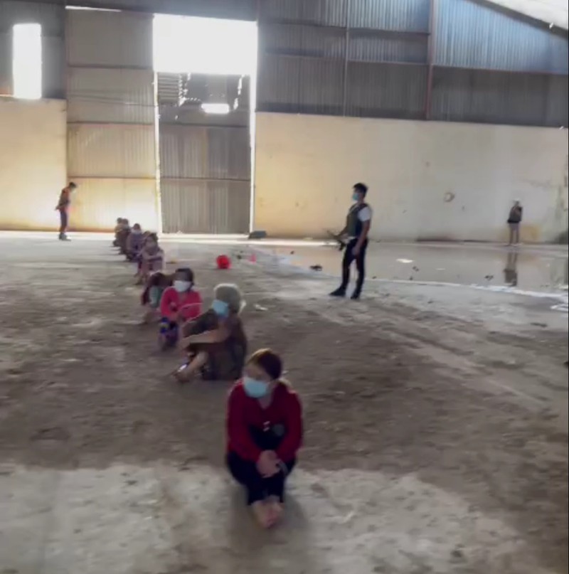 Triệt phá ổ bạc 'quý bà” trong kho lúa bỏ hoang, thu giữ hơn 100 triệu - ảnh 1