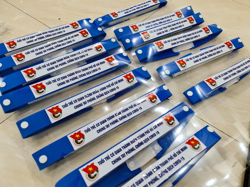 Gia đình 3 thế hệ làm hàng ngàn tấm chắn giọt bắn gửi tuyến đầu chống dịch - ảnh 11